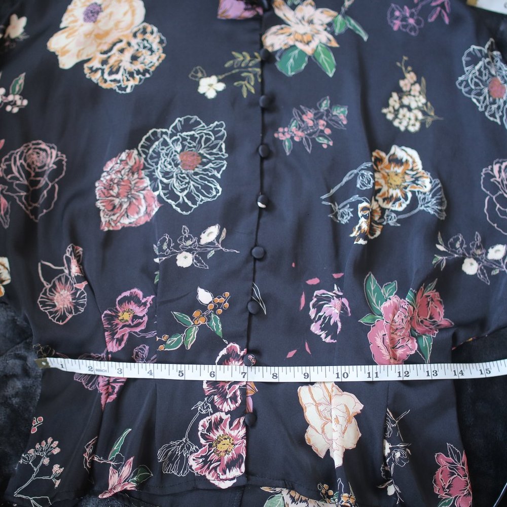 NWT FLORAL PRINT BLACK SATIN EFFECT BLOUSE. - Picture 10 of 11